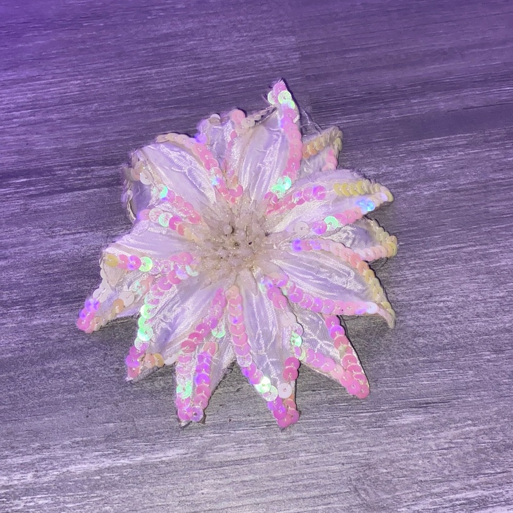 White sequence flower hair tie